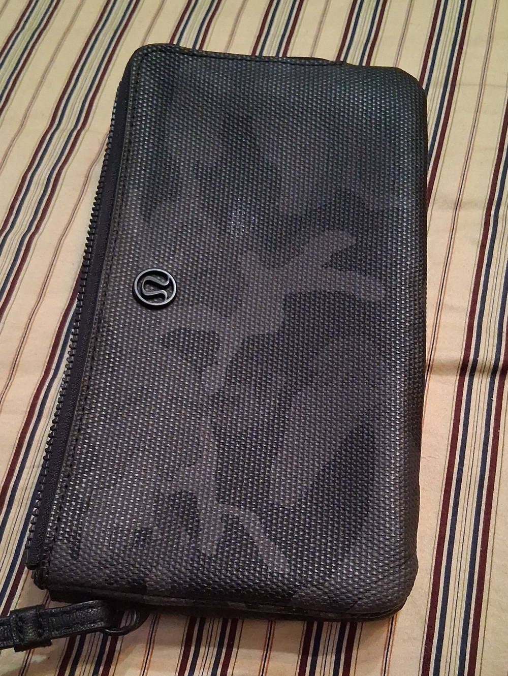 lululemon athletica Incognito Camo Textured Zip Wallet